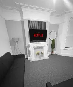 City Centre 4 Bedroom Home At Hush Haven Homes Short Lets and Serviced Accommodation - MKM Stadium, Royal Infirmary Hospital - Barrow upon Humber