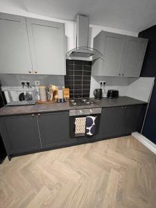 4 Bedroom With Free Parking, Games & WiFi - Near MKM Stadium, Royal Infirmary Hospital - Contractors, Families & NHS Workers By Hush Haven Homes Short Lets and Serviced Accommodation