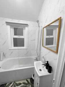 4 Bedroom With Free Parking, Games & WiFi - Near MKM Stadium, Royal Infirmary Hospital - Contractors, Families & NHS Workers By Hush Haven Homes Short Lets and Serviced Accommodation