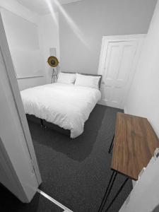 Bright 4-BR home in a great location with parking & Wi-Fi and games just 8-minutes to the city centre close to MKM Stadium and Royal Infirmary