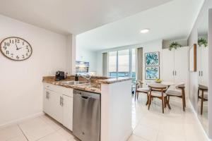 2 bedroom Bay View Beauty in Coconut Grove- Parking for 2 cars included!