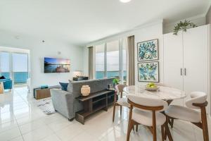 2 bedroom Bay View Beauty in Coconut Grove- Parking for 2 cars included!