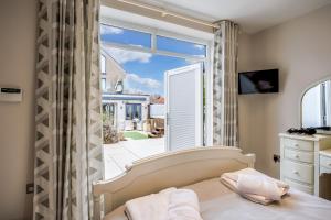 Luxury 5 bedroom House-Large Swim Spa & Sea Views! Hosted by Amar Luxury Stays