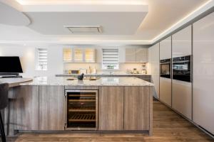 Luxury 5 bedroom House-Large Swim Spa & Sea Views! Hosted by Amar Luxury Stays