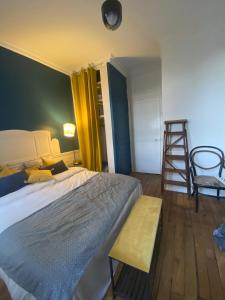 B&B / Chambres d'hotes Chambre bleue et or 16m2 chez l-habitant dans appartement 100m2 centre ville : photos des chambres