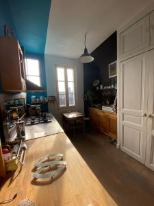 B&B / Chambres d'hotes Chambre bleue et or 16m2 chez l-habitant dans appartement 100m2 centre ville : photos des chambres