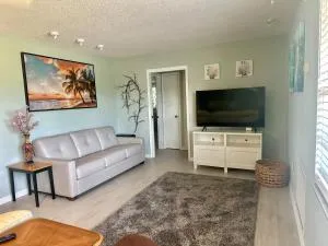 Lake June Canal Access Retreat - Venus