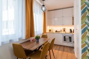 Party & Chill - Downtown Center with Big Balcony and AC