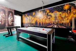 NEW 5 bed 4 bath, 20 Guests Resort Near Disney W PS5,BBQ, Pool