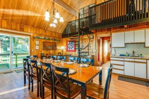 Oceanfront Family Cabin 4 BR Wrap-Around Deck