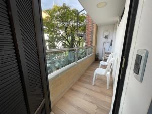 En Laureles con ascensor , balcón y muy bien ubicado en laureles Medellín , EL BARRIO MAS COOL DEL MUNDO