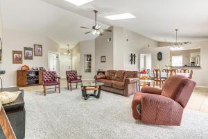 Swim, Golf & Relax: Lovely Home in Lake Mary