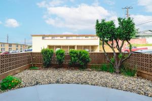 Modern Cozy Retreat Stylish Stay with Patio & Parking