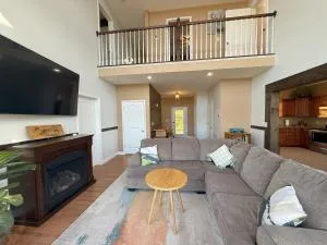 Spacious & Bright Lake Cabin, pet friendly, 8 beds - Monticello