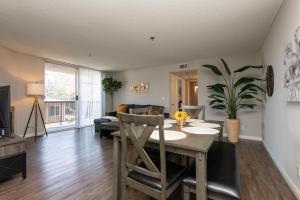 Chic Hollywood Retreat 2Bed Rooftop Pool with Iconic Views