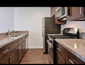 Chic Hollywood Retreat 2Bed Rooftop Pool with Iconic Views