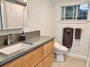 King Bed-Peaceful Modern Cottage-Garden Setting