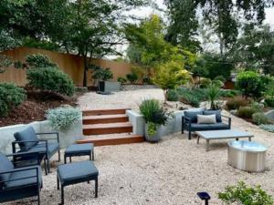 King Bed-Peaceful Modern Cottage-Garden Setting