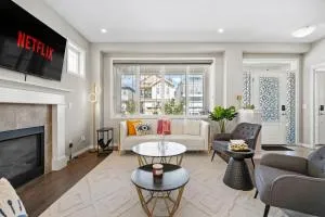 Near Airport - Large 3 Bedroom House, Sleeps 8 Adult, Secure Double Car Garage Parking, Free Banff Access, AC & More! - YYC