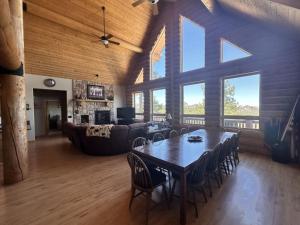 Hilltop Chalet- Stunning Views 3mi from downtown