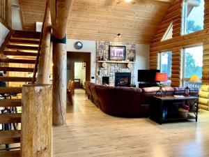 Hilltop Chalet- Stunning Views 3mi from downtown