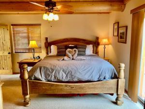 Hilltop Chalet- Stunning Views 3mi from downtown