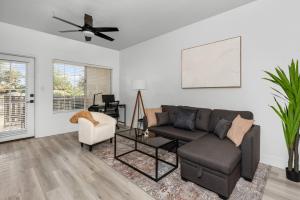 Sleek 2BR-Pool, Yoga Rm, Gym, Cabanas, BBQ,Prkng - 4hvězdičkové hotely ve městě Scottsdale