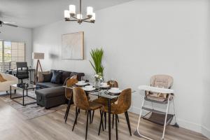 Sleek 2BR-Pool, Yoga Rm, Gym, Cabanas, BBQ,Prkng