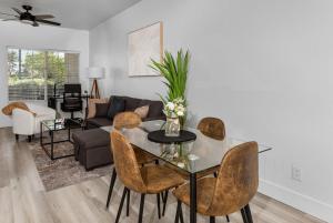 Sleek 2BR-Pool, Yoga Rm, Gym, Cabanas, BBQ,Prkng