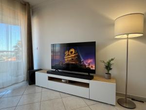 Elegant Apartment with Private Pool, Parking & 5min to beach