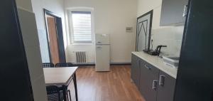 Zimmer 1 von 3 mit Gemeinschaftsbad-Küche, 30min Köln Messe Bahnhof, 5min Leverkusen Bahnhof Zentrum