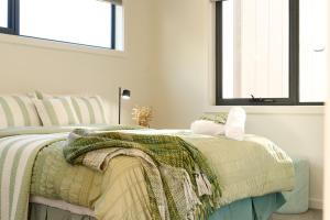 Two bedrooms family house in Coles Bay with direct access to the Swan River!