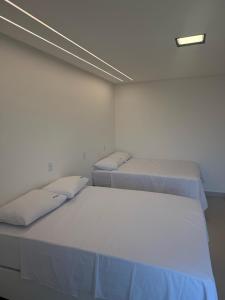 Apto com piscinas e pé na areia