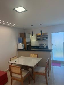 Apto com piscinas e pé na areia