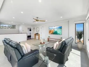 Elegant 3-Bed Penthouse with Ocean Views - Batehaven