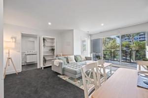 Stylish 1-Bed Apartment with Balcony & Pool Access