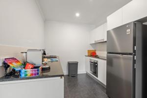 Stylish 1-Bed Apartment with Balcony & Pool Access