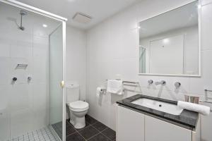 Stylish 1-Bed Apartment with Balcony & Pool Access