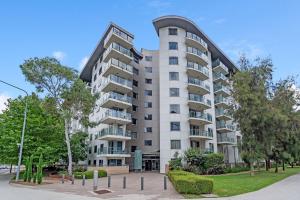 Stylish 1-Bed Apartment with Balcony & Pool Access