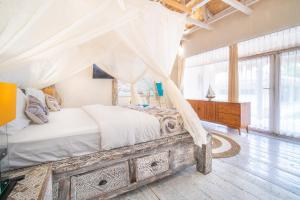Blue Lagoon Pool View Bungalow, Single Room with Queen Bed and Bathtub