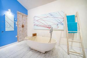Blue Lagoon Pool View Bungalow, Single Room with Queen Bed and Bathtub