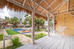 Blue Lagoon Pool View Bungalow, Single Room with Queen Bed and Bathtub