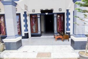 RedDoorz Syariah at Penginapan Eby Padang