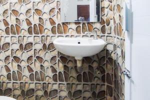 RedDoorz Syariah at Penginapan Eby Padang