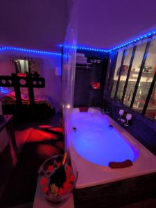 Maisons d'hotes Love-room Discret 40 m2 Bormes les mimosas village avec Terrasse : photos des chambres