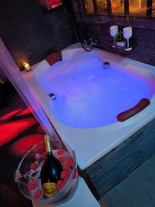 Maisons d'hotes Love-room Discret 40 m2 Bormes les mimosas village avec Terrasse : photos des chambres