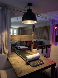 Maisons d'hotes Love-room Discret 40 m2 Bormes les mimosas village avec Terrasse : photos des chambres