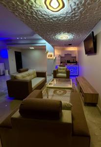 استديو كبير وجلسه جانبيه