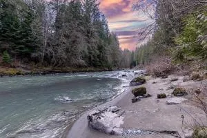 Chase's River Cabin - Hot-tub Firepit & Fireplace - Arlington