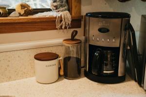 Chases River Cabin - Hot-tub Firepit & Fireplace